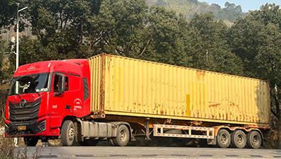 The Staff Of Baishi Shun Are Busily Packing The Exquisite Spray Guns Into Boxes And Containers